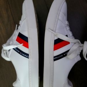Like new Tommy hilfiger white sneakers
